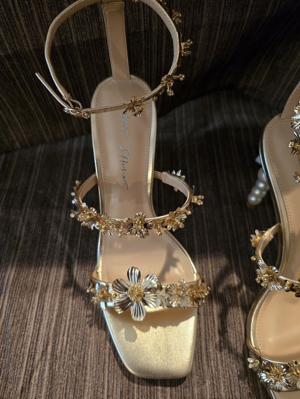 NWT Betsey Johnson Lorra Flower Sequin Sandals Light Gold 4" Heels Size 10 - Picture 3 of 8